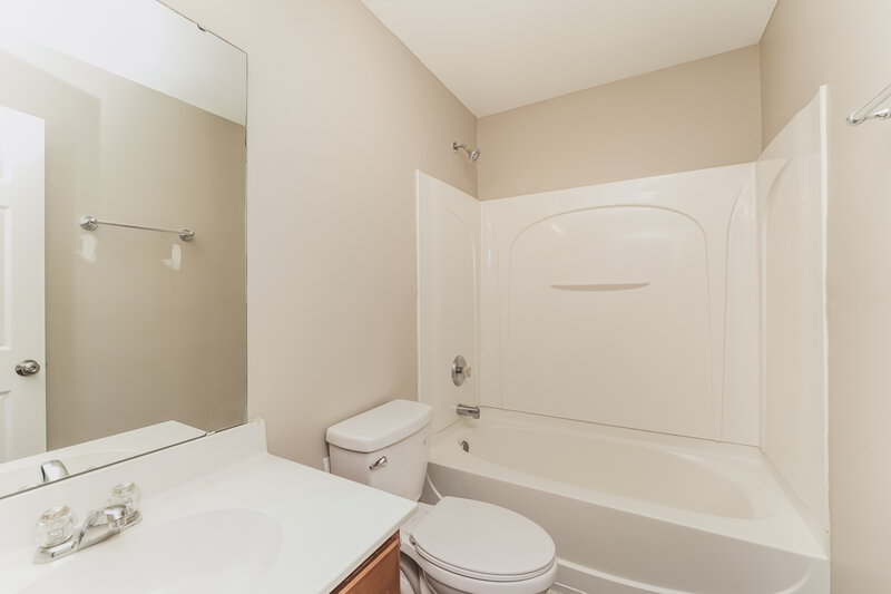 2,275/Mo, 4522 Carnfeld Ln Charlotte, NC 28215 Bathroom View