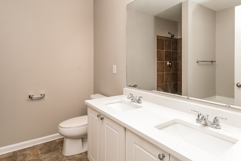 1,870/Mo, 5015 Patricia Ann Ln Charlotte, NC 28269 Main Bathroom View