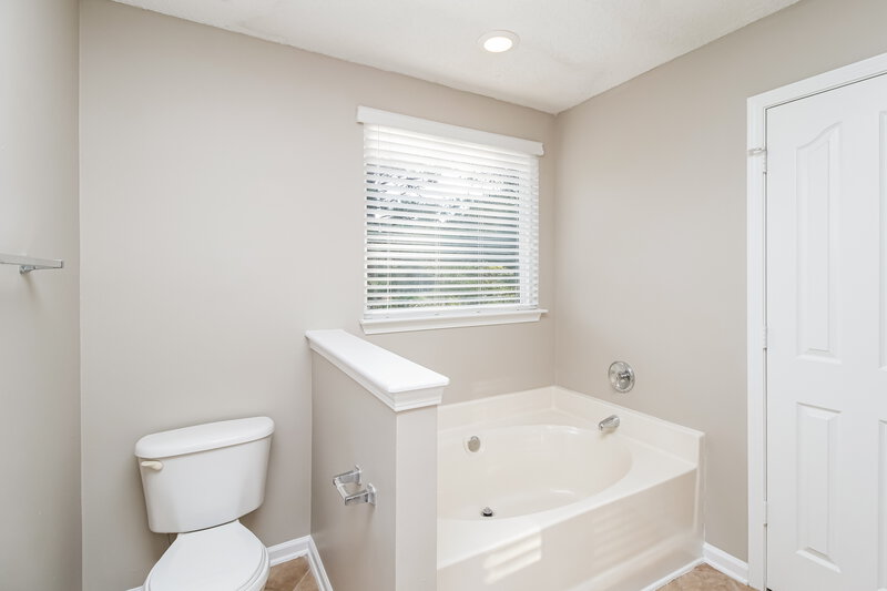 1,845/Mo, 10535 Green Hedge Ave Charlotte, NC 28269 Main Bathroom View 2