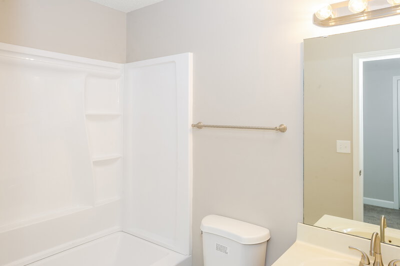 1,965/Mo, 1405 Summer Coach Dr Charlotte, NC 28216 Main Bathroom View