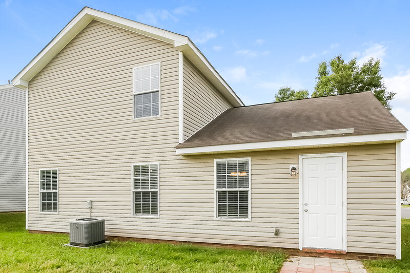 1,965/Mo, 1405 Summer Coach Dr Charlotte, NC 28216 Rear View