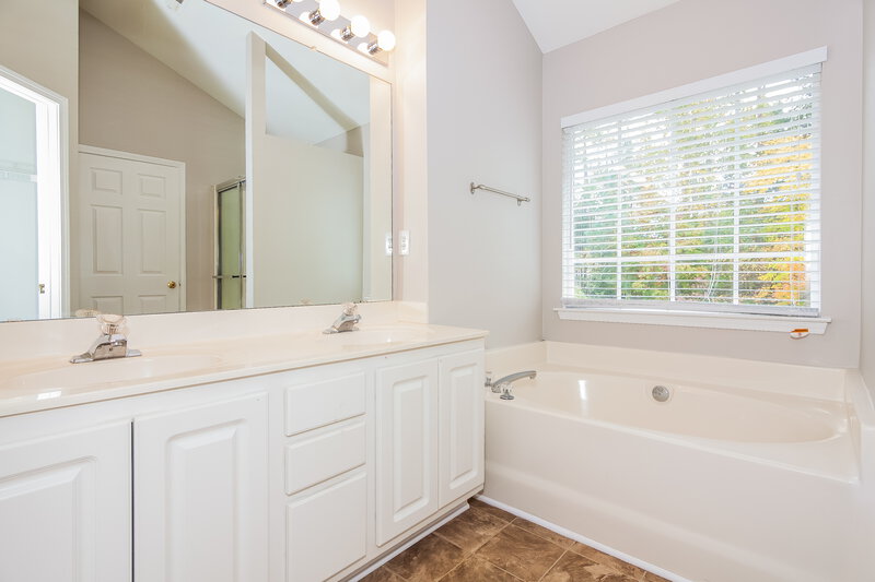 1,980/Mo, 6314 Dillard Ridge Dr Charlotte, NC 28216 Main Bathroom View