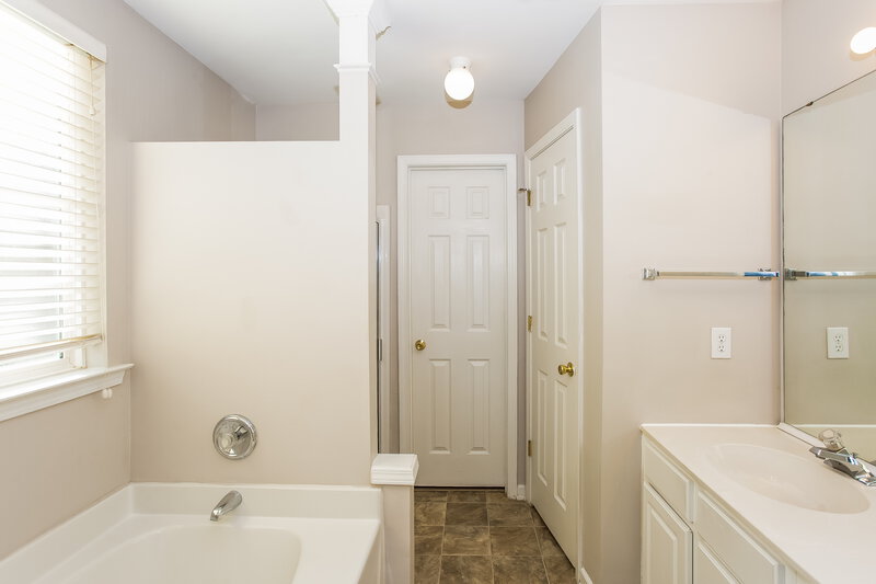 1,975/Mo, 7306 Balancing Rock Ct Charlotte, NC 28262 Main Bathroom View