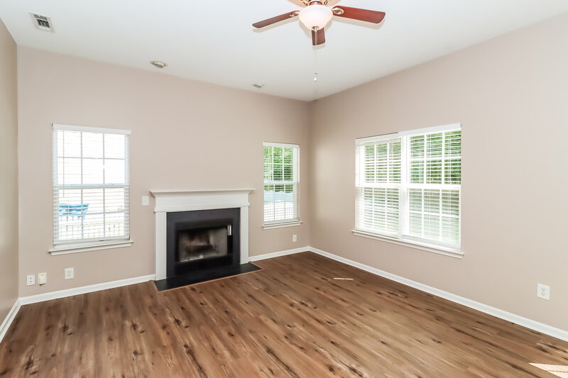 2,405/Mo, 1316 Kersey Glen Ln Charlotte, NC 28216 Living Room View