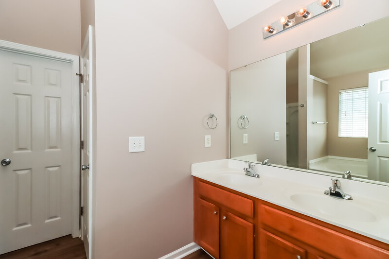 2,405/Mo, 1316 Kersey Glen Ln Charlotte, NC 28216 Main Bathroom View