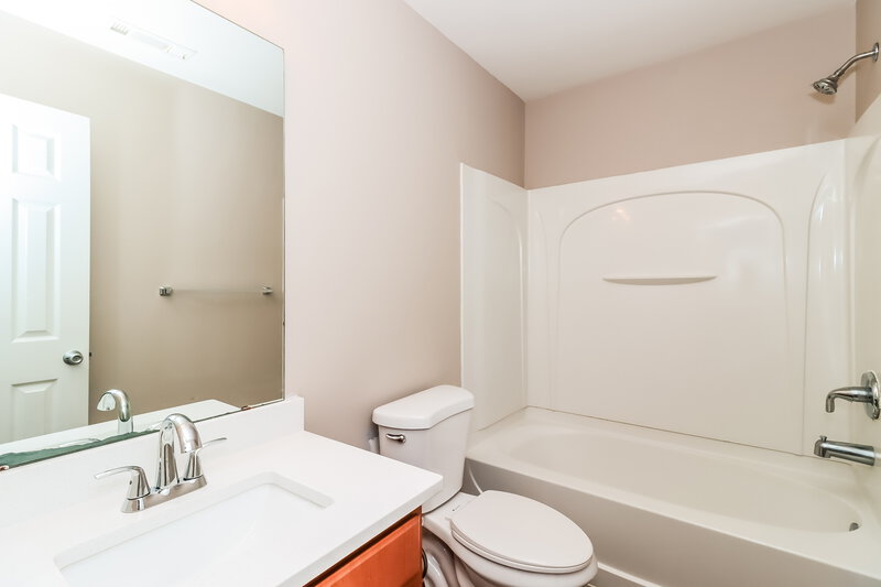 2,405/Mo, 1316 Kersey Glen Ln Charlotte, NC 28216 Bathroom View