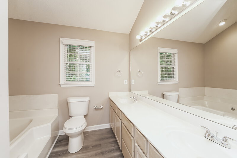 1,985/Mo, 3226 Burkston Rd Charlotte, NC 28269 Main Bathroom View