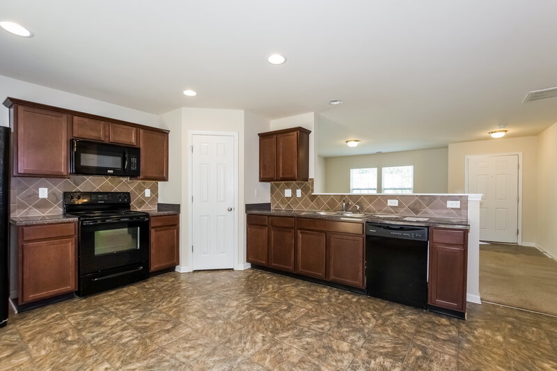 1,820/Mo, 5605 Twin Brook Dr Charlotte, NC 28269 Kitchen View 2