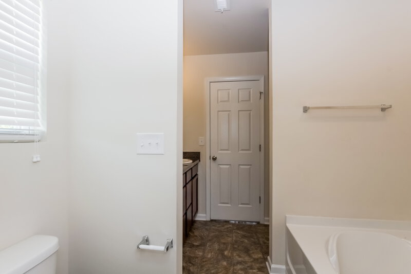 1,820/Mo, 5605 Twin Brook Dr Charlotte, NC 28269 Bathroom View
