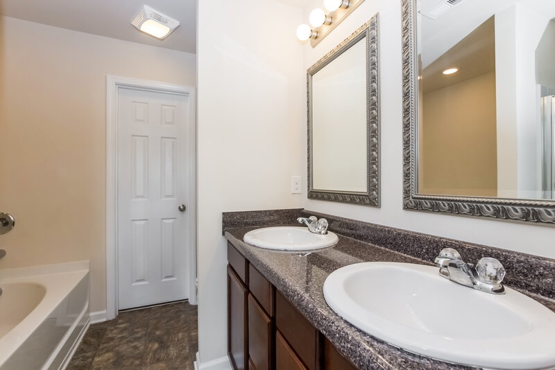 1,820/Mo, 5605 Twin Brook Dr Charlotte, NC 28269 Bathroom View 2