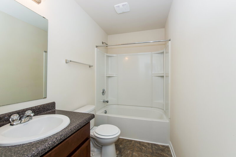 1,820/Mo, 5605 Twin Brook Dr Charlotte, NC 28269 Bathroom View 3