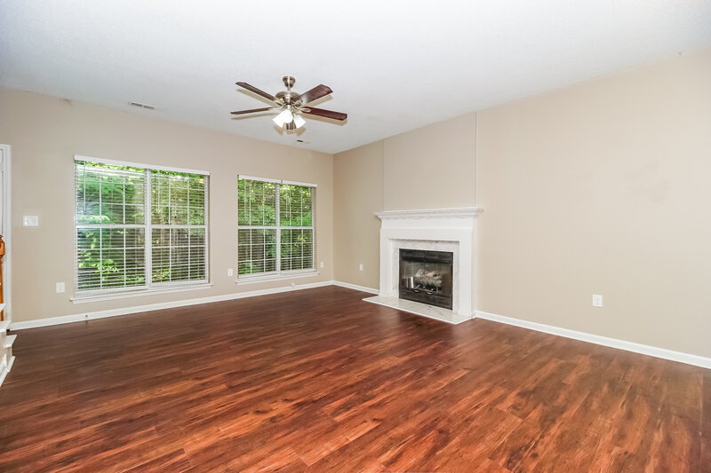 2,275/Mo, 5202 Hedgecrest Pl Charlotte, NC 28269 Living Room View 2