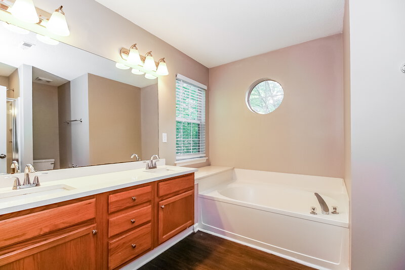 2,275/Mo, 5202 Hedgecrest Pl Charlotte, NC 28269 Main Bathroom View