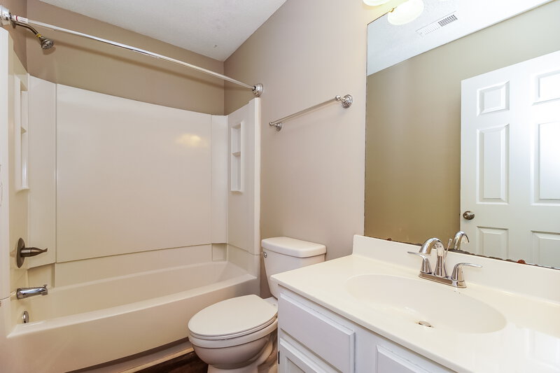 2,275/Mo, 5202 Hedgecrest Pl Charlotte, NC 28269 Bathroom View