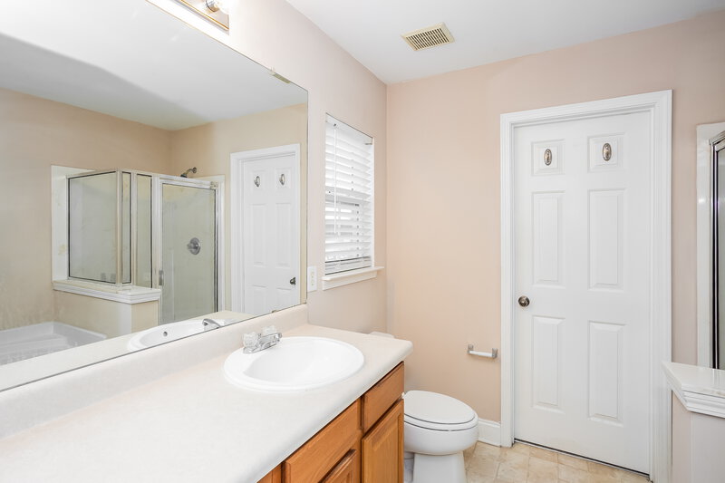 2,185/Mo, 13633 Coram Pl Charlotte, NC 28213 Main Bathroom View