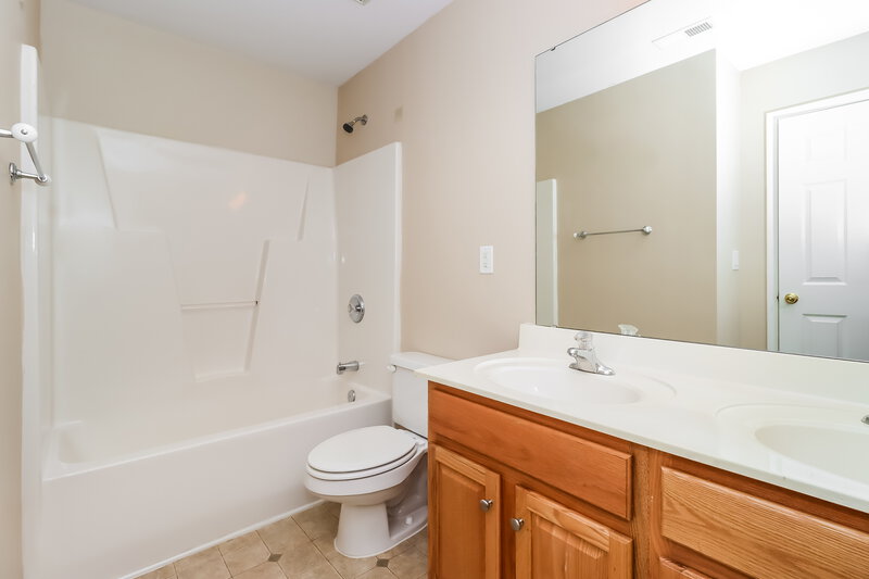 3,040/Mo, 6110 Colonial Garden Dr Huntersville, NC 28078 Bathroom View