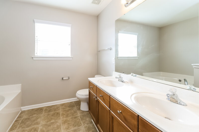 2,370/Mo, 4511 Tabcat Ct Charlotte, NC 28273 Main Bathroom View