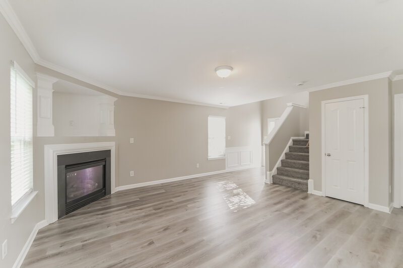 2,015/Mo, 3910 Hunter Hill Ln Charlotte, NC 28216 Living Room View 2