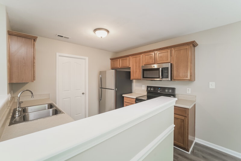 2,015/Mo, 3910 Hunter Hill Ln Charlotte, NC 28216 Kitchen View 2