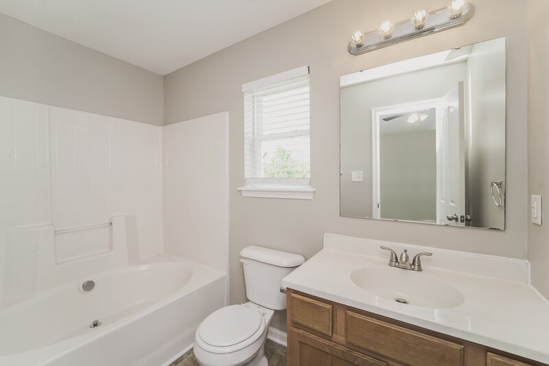 2,015/Mo, 3910 Hunter Hill Ln Charlotte, NC 28216 Main Bathroom View