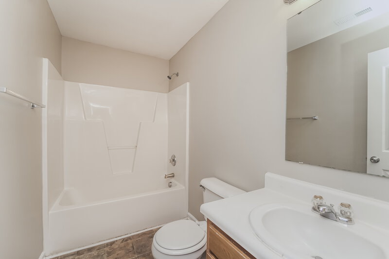 2,015/Mo, 3910 Hunter Hill Ln Charlotte, NC 28216 Bathroom View