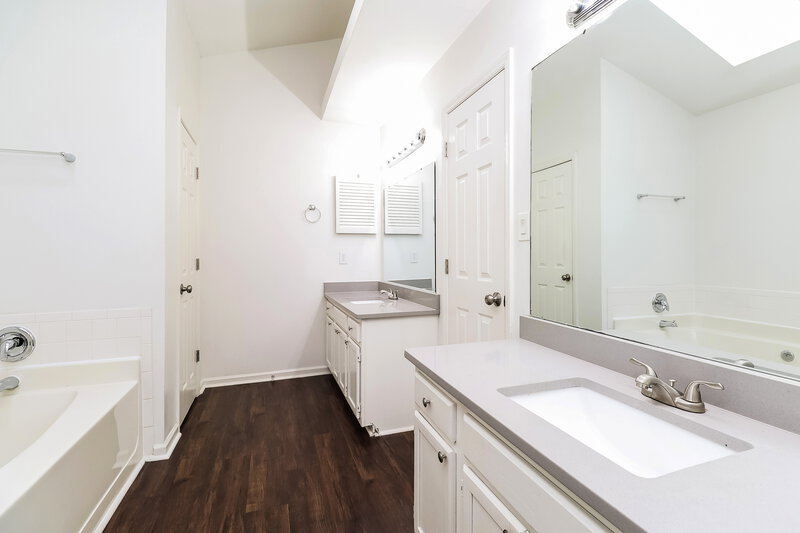 2,635/Mo, 12400 Henderson Hill Rd Huntersville, NC 28078 Main Bathroom View