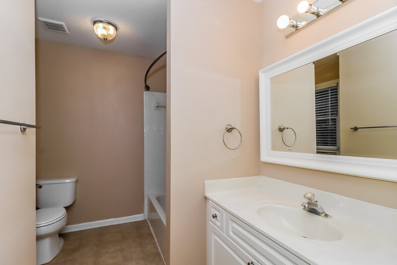 1,800/Mo, 9419 Holly Bend Ln Huntersville, NC 28078 Main Bathroom View