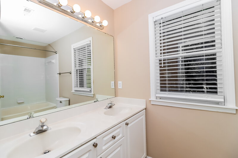1,800/Mo, 9419 Holly Bend Ln Huntersville, NC 28078 Bathroom View