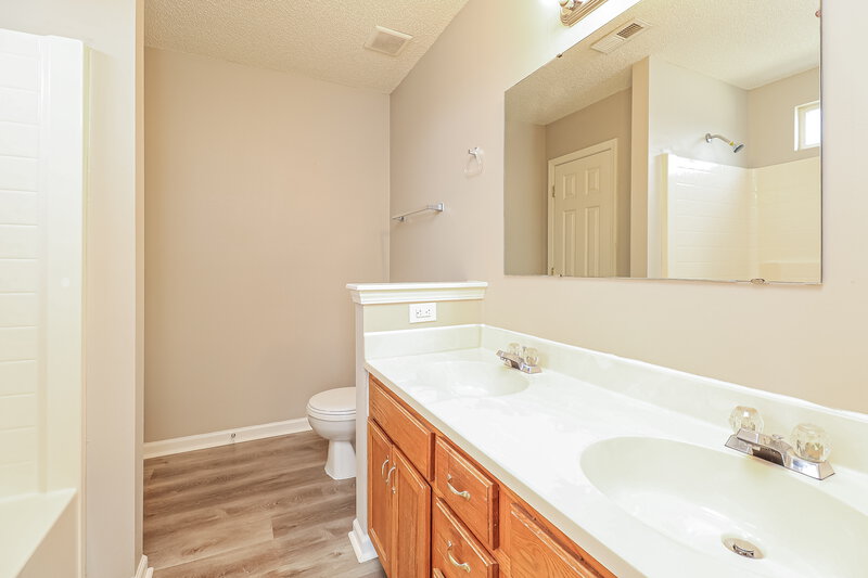 2,005/Mo, 3011 Mallard Forest Dr Charlotte, NC 28269 Main Bathroom View