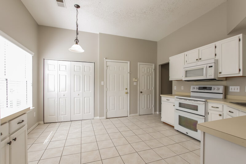 2,050/Mo, 14103 Southbridge Forest Dr Charlotte, NC 28273 Kitchen View 2