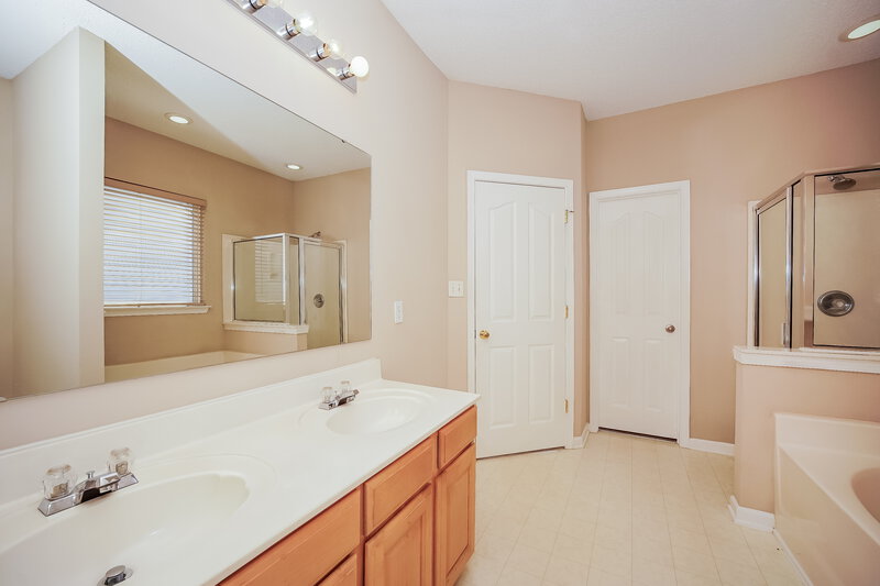 2,075/Mo, 12330 Summer Creek Ln Charlotte, NC 28269 Main Bathroom View