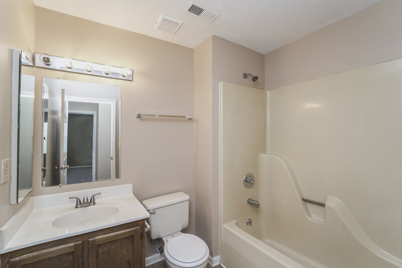 1,995/Mo, 11000 Hunters Trce Charlotte, NC 28262 Bathroom View