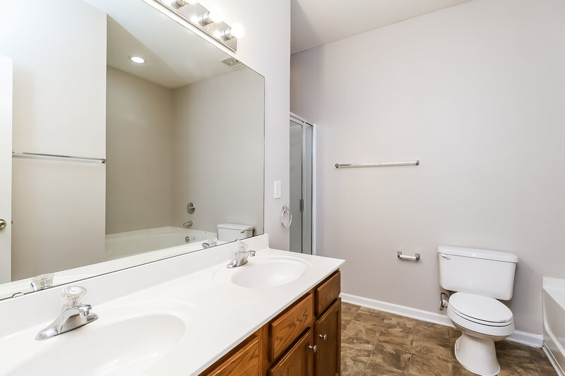 1,890/Mo, 10926 Slalom Hill Rd Charlotte, NC 28278 Main Bathroom View