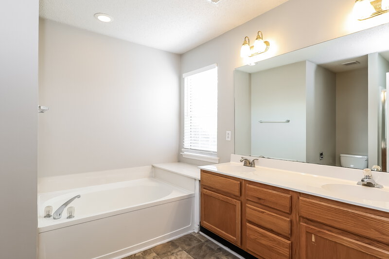 1,925/Mo, 8914 Clifton Meadow Dr Matthews, NC 28105 Main Bathroom View