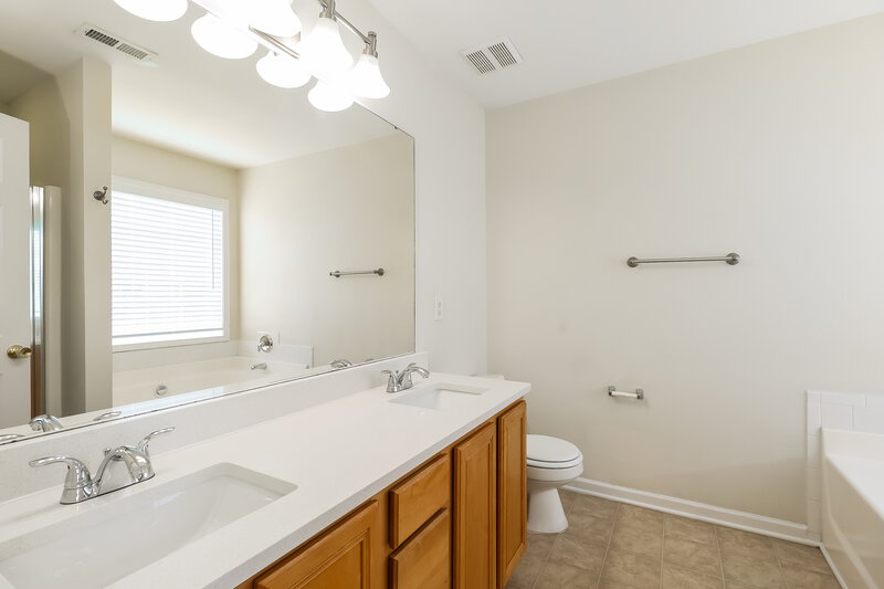 2,280/Mo, 13515 Stones Landing St Charlotte, NC 28278 Main Bathroom View