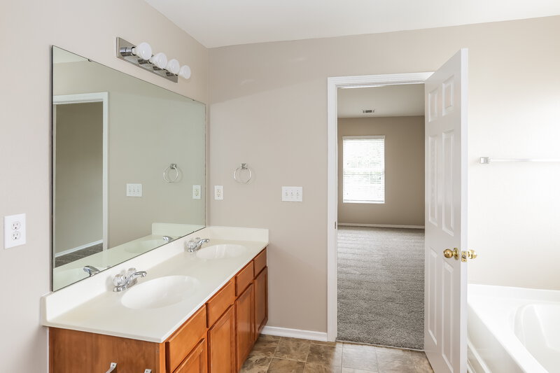 2,060/Mo, 9211 Corey Commons Ave Charlotte, NC 28216 Main Bathroom View