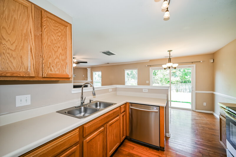 2,015/Mo, 4025 Dover Downs Dr Charlotte, NC 28216 Kitchen View 2
