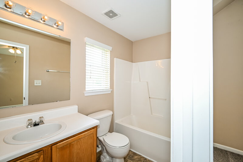 2,015/Mo, 4025 Dover Downs Dr Charlotte, NC 28216 Main Bathroom View