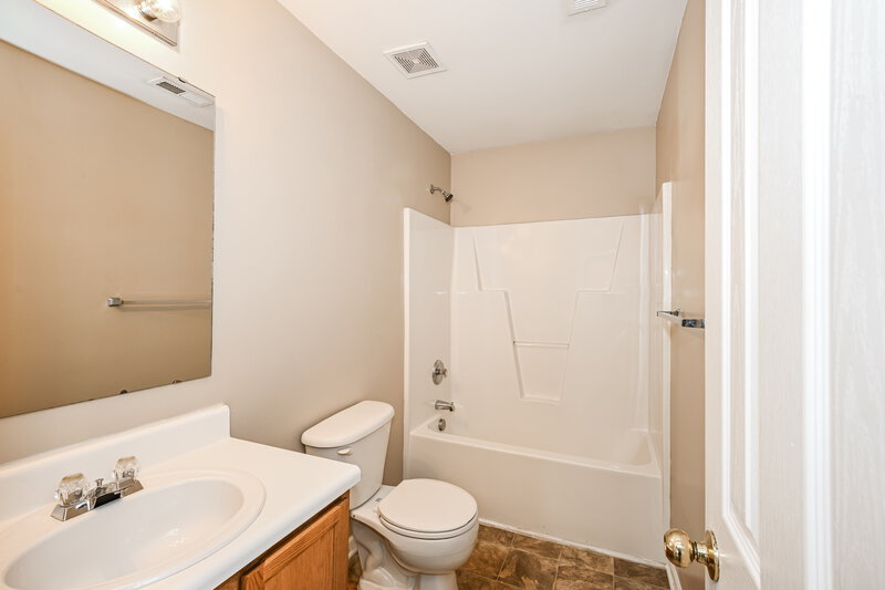 2,015/Mo, 4025 Dover Downs Dr Charlotte, NC 28216 Bathroom View