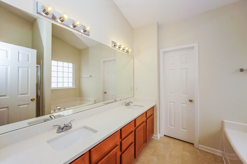 2,040/Mo, 1317 Crestfield Ct Charlotte, NC 28269 Main Bathroom View