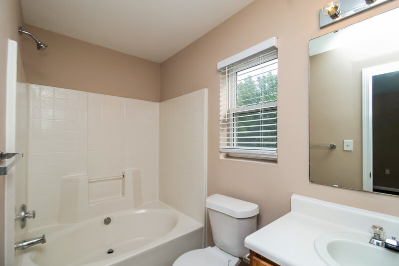 1,890/Mo, 10021 Green Hedge Ave Charlotte, NC 28269 Main Bathroom View