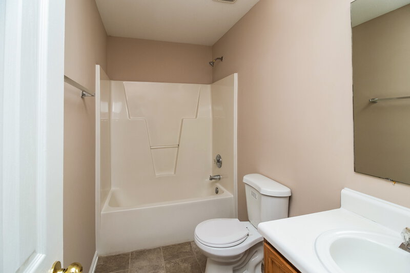 1,890/Mo, 10021 Green Hedge Ave Charlotte, NC 28269 Bathroom View 2