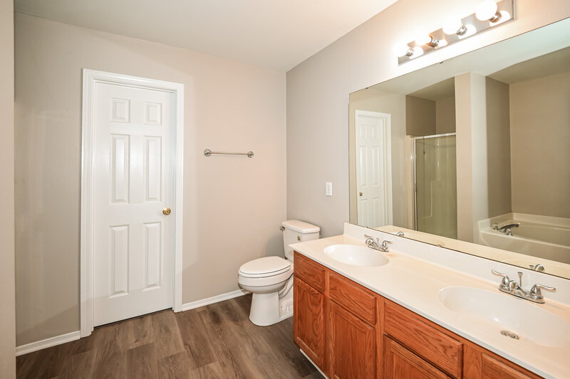 2,365/Mo, 9403 Swallow Tail Ln Charlotte, NC 28269 Main Bathroom View