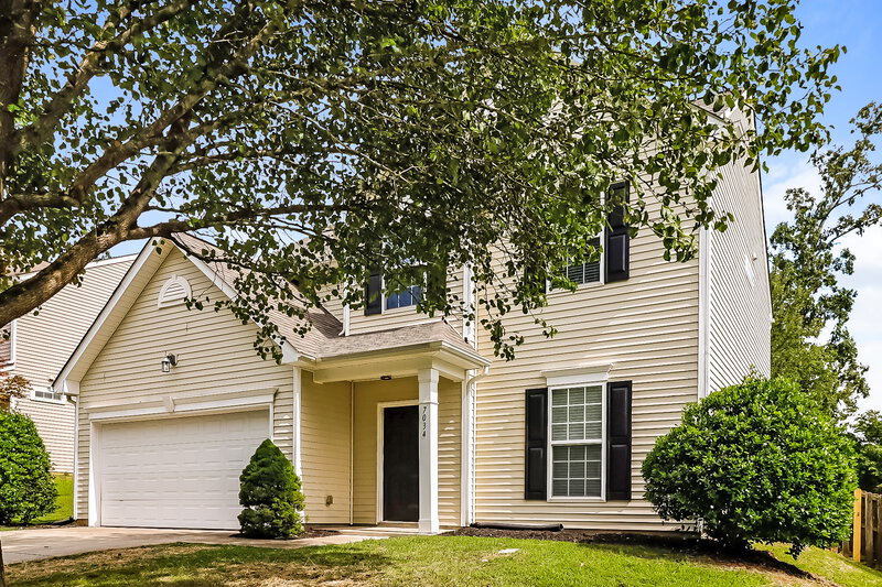 2,335/Mo, 7034 Advocator Ln Charlotte, NC 28216 Front View 2