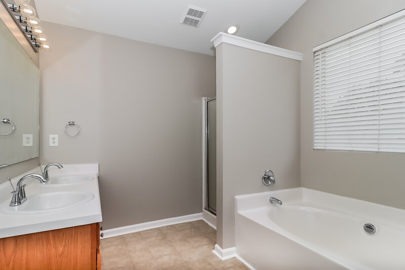 2,335/Mo, 7034 Advocator Ln Charlotte, NC 28216 Main Bathroom View