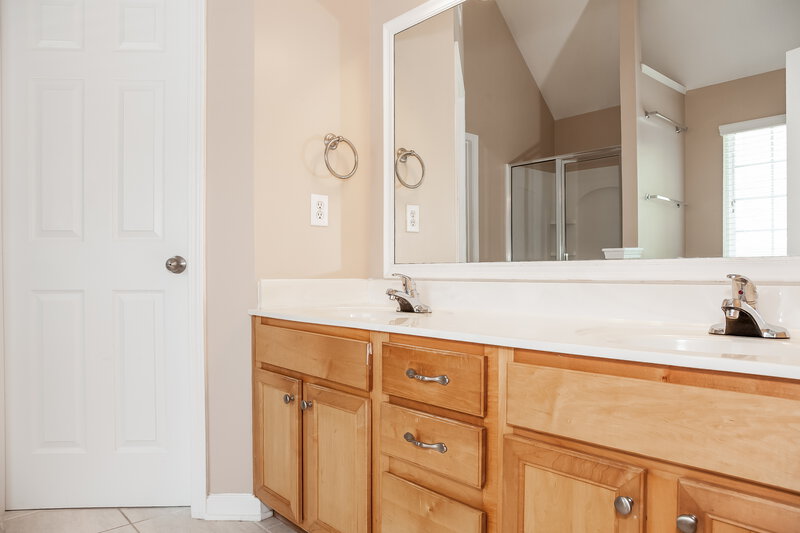 2,610/Mo, 10023 Montrose Dr NW Charlotte, NC 28269 Main Bathroom View