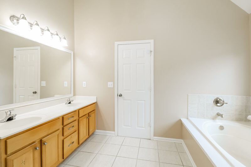 2,770/Mo, 10023 Montrose Dr NW Charlotte, NC 28269 Main Bathroom View