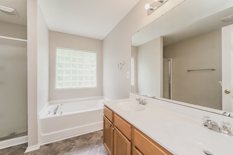 2,080/Mo, 8808 Chalkstone Rd Charlotte, NC 28216 Main Bathroom View
