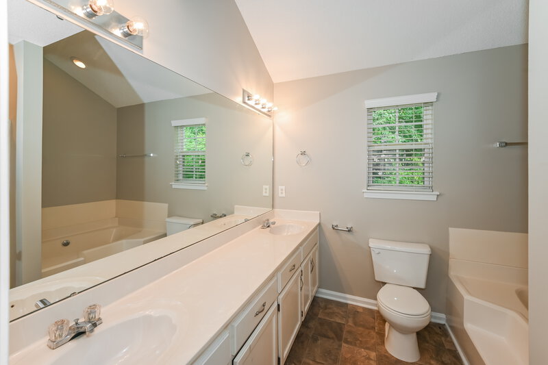 1,990/Mo, 7526 Fallow Ln Charlotte, NC 28273 Main Bathroom View