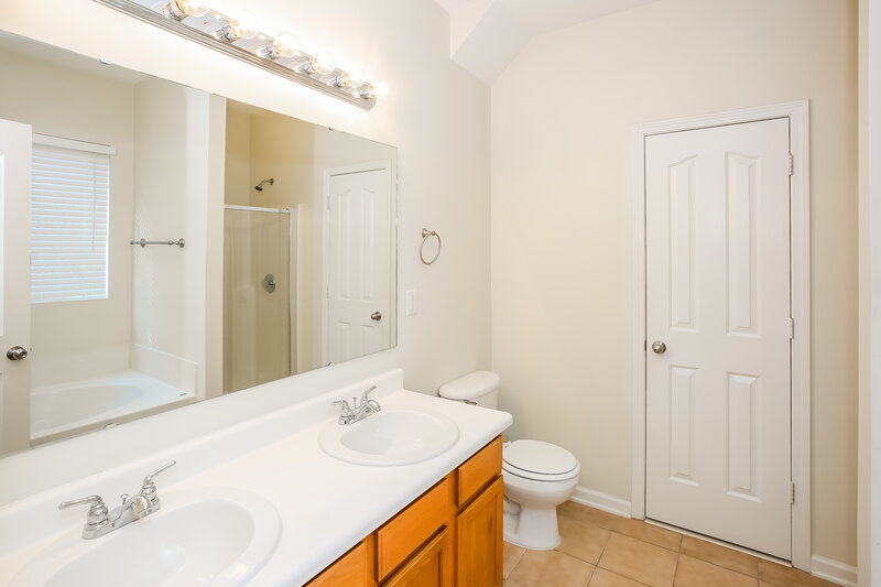 1,960/Mo, 15132 Oldcorn Ln Charlotte, NC 28262 Main Bathroom View